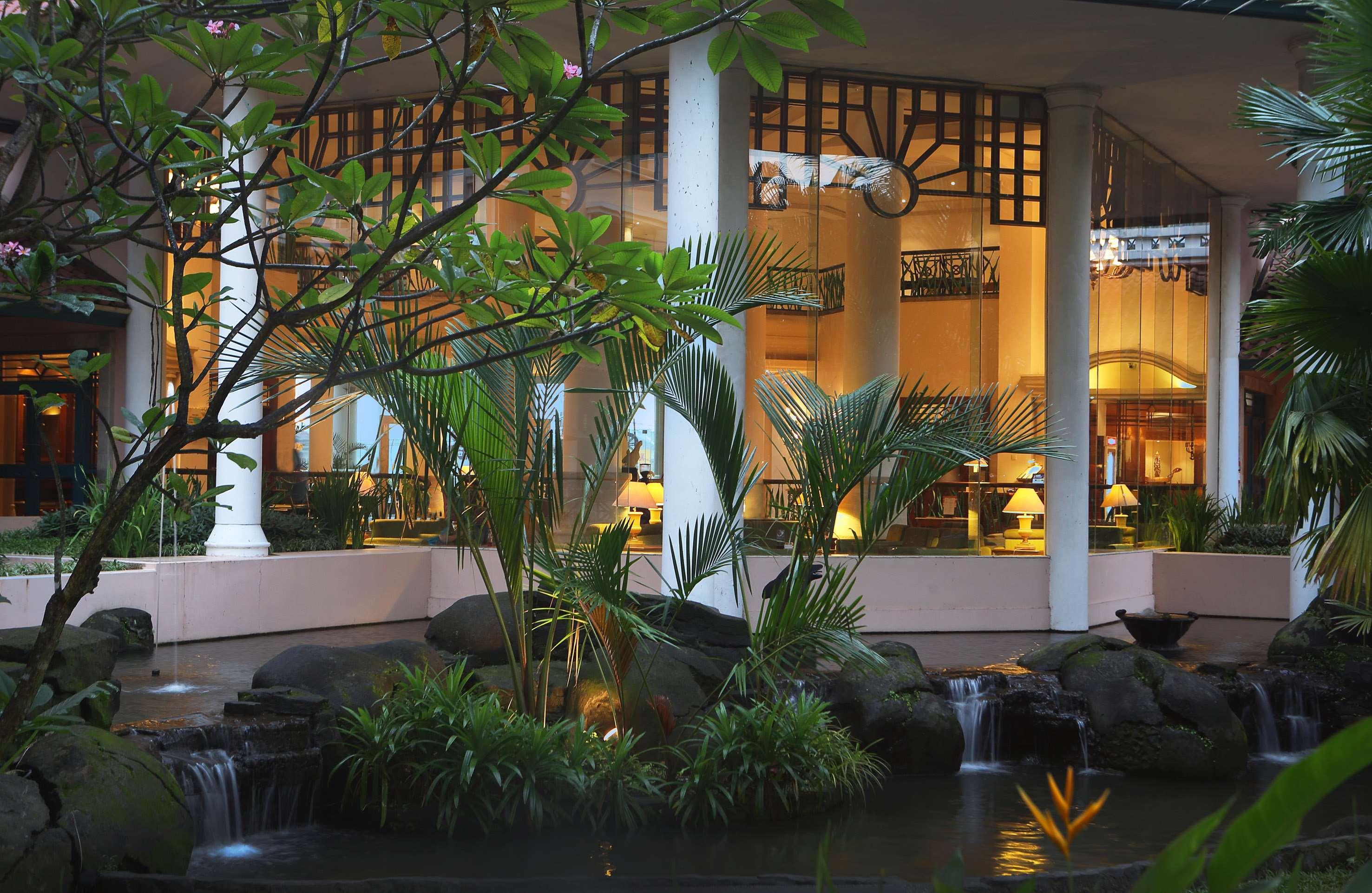 Melia Purosani Yogyakarta Hotel Exterior photo The lobby of the Royal Hawaiian Hotel