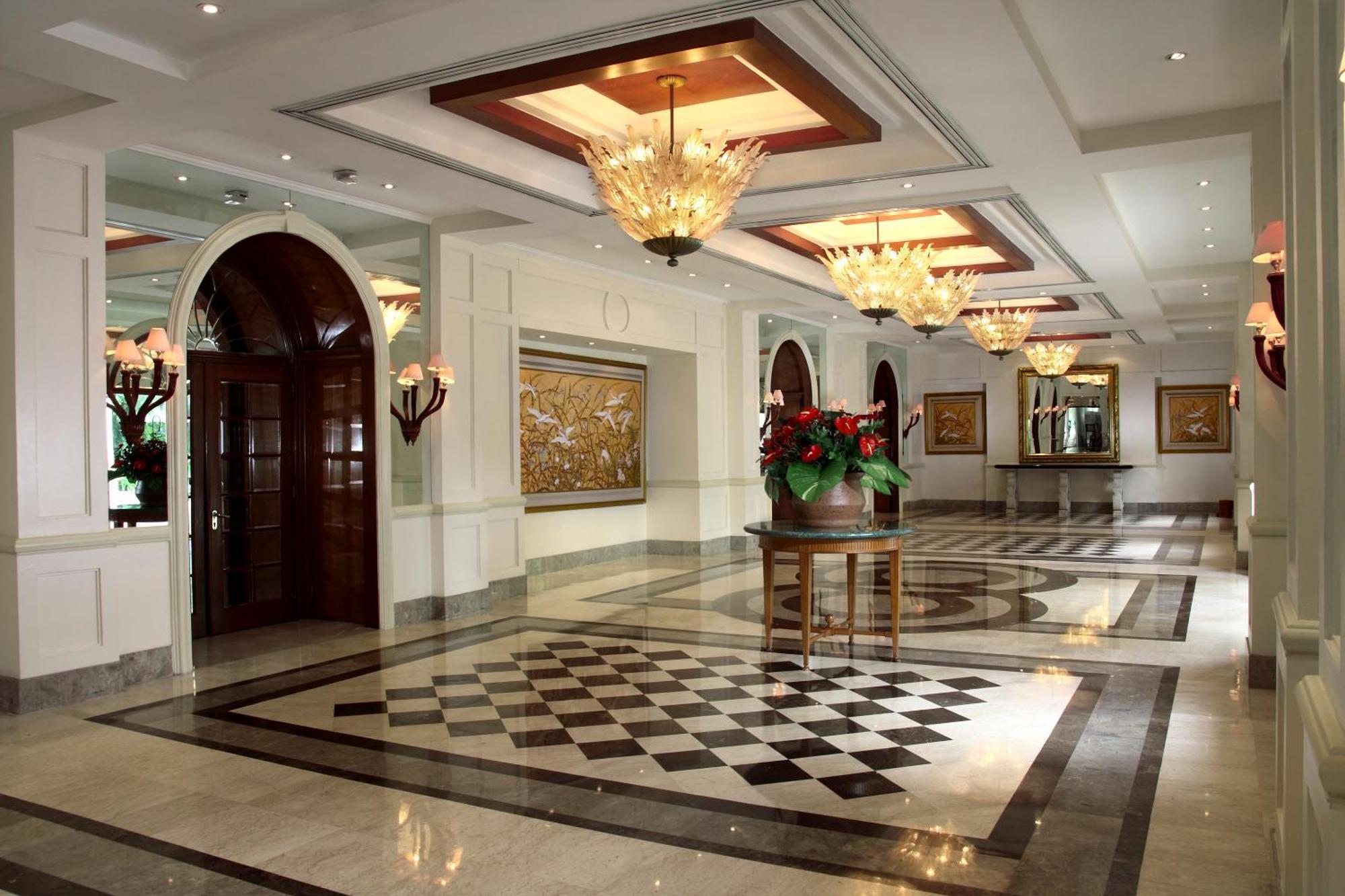 Melia Purosani Yogyakarta Hotel Exterior photo The lobby of the Taj Bengal