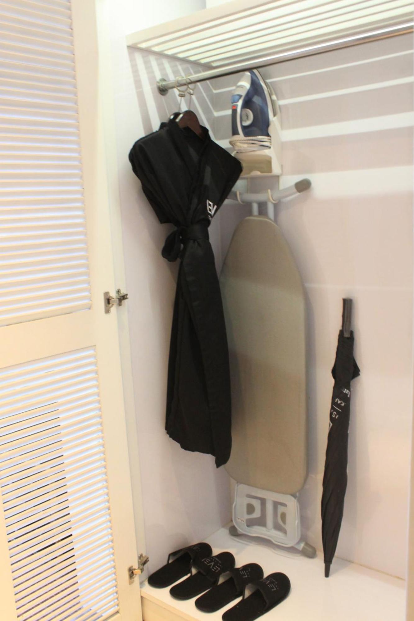Melia Purosani Yogyakarta Hotel Exterior photo A shower cap hanging on a shower door